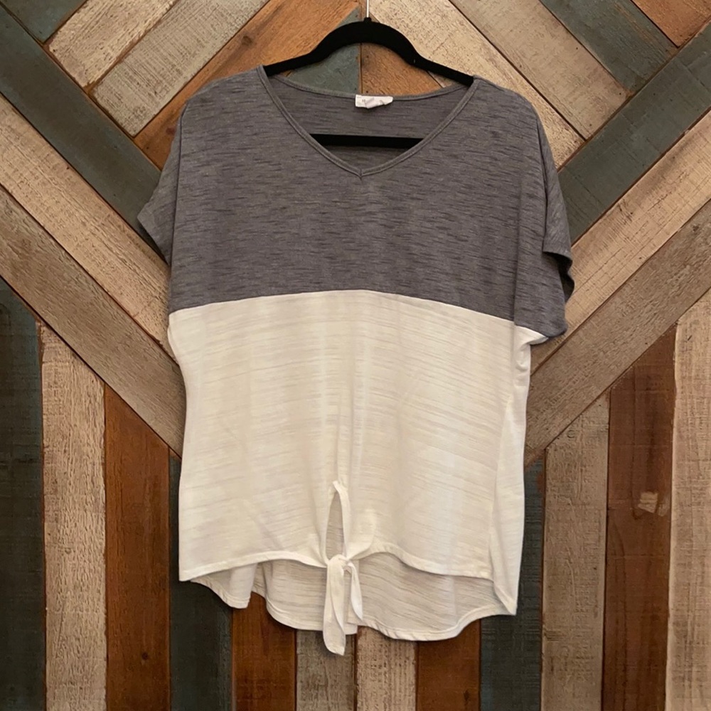 Like New! Medium grey & off white short sleeve tee with front tie